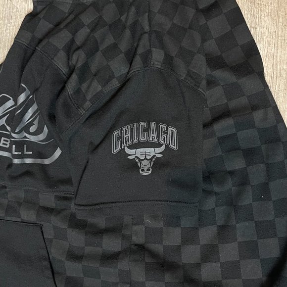 NBA Chicago Bulls Black on Black Short-Sleeve Checkerboard Hoodie - Large - Picture 5 of 9